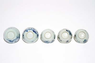 Quinze ensembles de tasses et soucoupes en porcelaine de Chine bleu et blanc, Kangxi/Qianlong