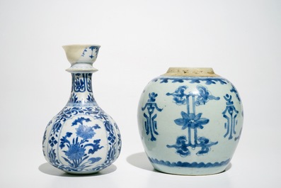 Zeven Chinese blauwwitte borden en vazen, Ming, Kangxi en Qianlong