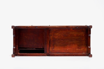 Een kleine Chinese gesculpteerd houten etag&egrave;re met drakenpanelen, ca. 1900