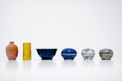 Drie Chinese blauwwitte doosjes, twee kommetjes en twee monochrome vaasjes, Ming en later