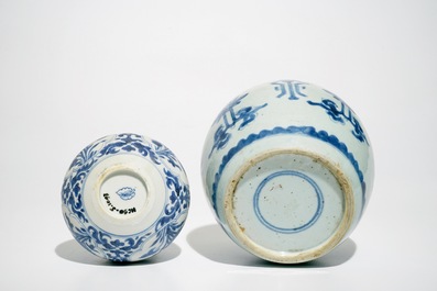 Sept assiettes et vases en porcelaine de Chine bleu et blanc, Ming, Kangxi et Qianlong