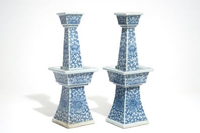 Cinq bougeoirs en porcelaine de Chine bleu et blanc, 19/20&egrave;me