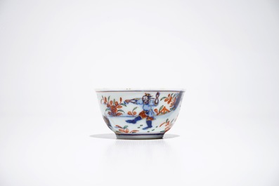 Une tasse et soucoupe &agrave; d&eacute;cor d'un tigre en porcelaine de Chine surd&eacute;cor&eacute; de type Amsterdams Bont, Kangxi/Qianlong