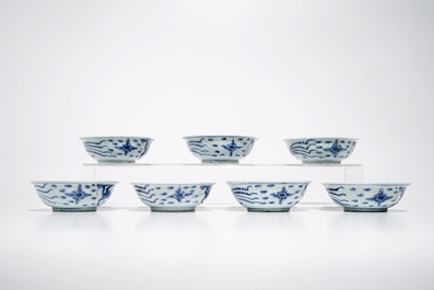 Sept bols en porcelaine de Chine bleu et blanc aux ph&eacute;nix, Ming