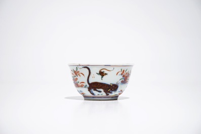 Une tasse et soucoupe &agrave; d&eacute;cor d'un tigre en porcelaine de Chine surd&eacute;cor&eacute; de type Amsterdams Bont, Kangxi/Qianlong