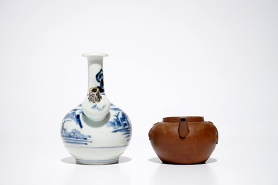 Een Chinese Yixing steengoed theepot, twee blauwwitte borden en een kendi met zilveren montuur, Kangxi/Qianlong