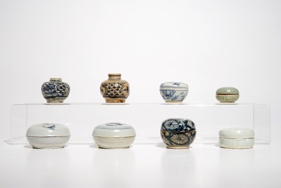 Huit bo&icirc;tes et petits vases en porcelaine de Chine bleu et blanc et de type qingbai, &eacute;poques Song et Ming