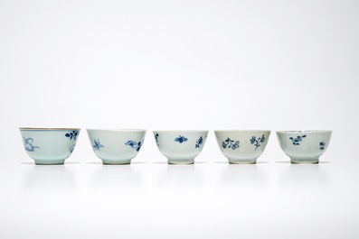 Quinze ensembles de tasses et soucoupes en porcelaine de Chine bleu et blanc, Kangxi/Qianlong