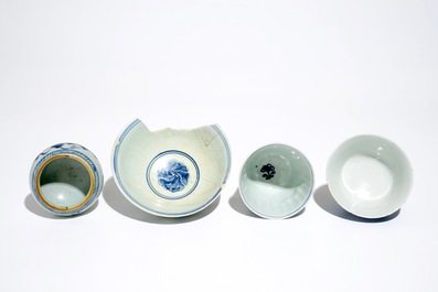 Divers bols et une tasse et soucoupe en porcelaine de Chine bleu et blanc, Ming, Kangxi et Qianlong