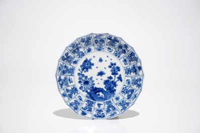 Vijf Chinese blauwwitte koppen en schotels, Kangxi