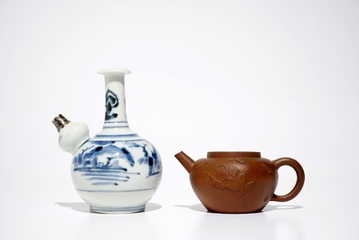 Een Chinese Yixing steengoed theepot, twee blauwwitte borden en een kendi met zilveren montuur, Kangxi/Qianlong