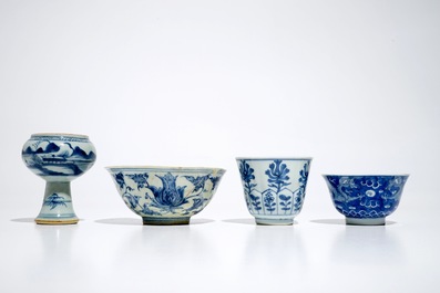 Divers bols et une tasse et soucoupe en porcelaine de Chine bleu et blanc, Ming, Kangxi et Qianlong