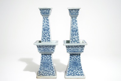 Cinq bougeoirs en porcelaine de Chine bleu et blanc, 19/20&egrave;me