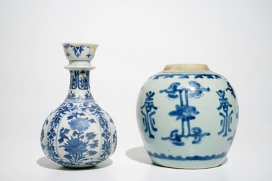 Zeven Chinese blauwwitte borden en vazen, Ming, Kangxi en Qianlong