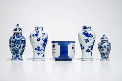 Quatre vases en porcelaine de Chine bleu et blanc et un bol en bleu poudr&eacute;, Kangxi