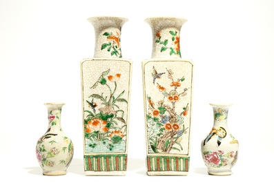 Une paire de vases en porcelaine de Chine famille verte et une paire en famille rose sur fond craquel&eacute;, 19/20&egrave;me