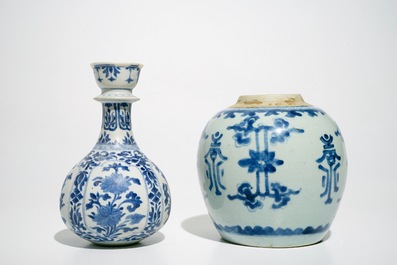 Zeven Chinese blauwwitte borden en vazen, Ming, Kangxi en Qianlong