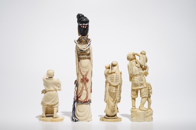 Quatre figures et okimono en ivoire et os sculpt&eacute;, Chine et Japon, 19/20&egrave;me