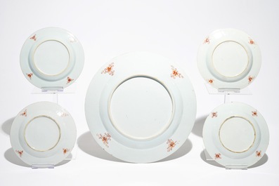 Un plat et quatre assiettes en porcelaine de Chine famille rose, Yongzheng/Qianlong