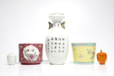 A group of Chinese polychrome and famille rose wares, 19/20th C.