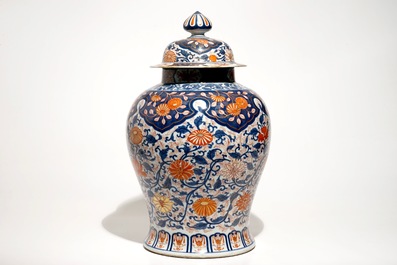 Een grote Chinese Imari-stijl balustervaas met deksel, 18/19e eeuw