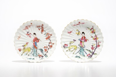 Une paire de tasses et soucoupes polylob&eacute;es en porcelaine de Chine famille rose &agrave; d&eacute;cor de Magu, Yongzheng