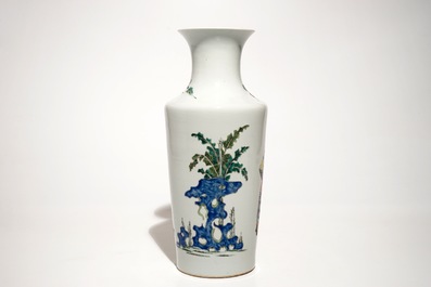 Un vase rouleau en porcelaine de Chine famille rose de style Yongzheng, 19&egrave;me