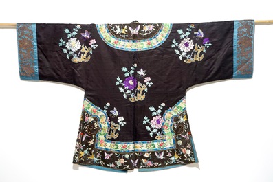 Une robe de femme en soie brod&eacute;e orn&eacute;e de papillons et fruits, Chine, Qing