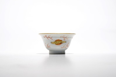 Sept tasses et soucoupes en porcelaine de Chine rouge de fer et dor&eacute; aux dragons, Yongzheng/Qianlong