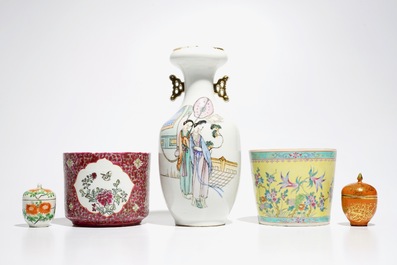 A group of Chinese polychrome and famille rose wares, 19/20th C.