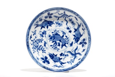 Huit tasses et onze soucoupes en porcelaine de Chine bleu et blanc aux poissons, Kangxi
