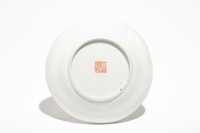 Un bol et une soucoupe en porcelaine de Chine famille rose &agrave; d&eacute;cor Wu Shuang Pu, 19&egrave;me