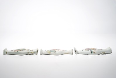 Trois figures, trois vases d'applique et quatre bo&icirc;tes couvertes en porcelaine de Chine famille rose, 19/20&egrave;me
