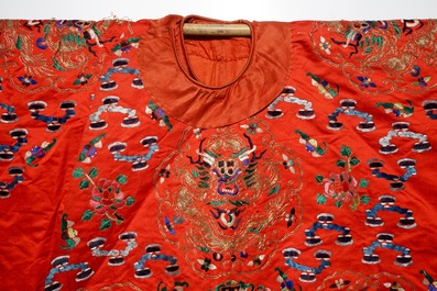 Een Chinees geborduurd rood zijden gewaad, Qing