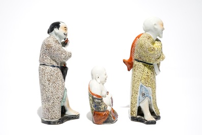 Three Chinese famille rose figures, three wall vases and four cylindrical boxes, 19/20th C.