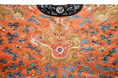 Een Chinees geborduurd zijden gewaad met draken, Qing