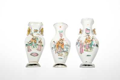 Drie Chinese famille rose figuren, drie wandvaasjes en 4 dekseldoosjes, 19/20e eeuw