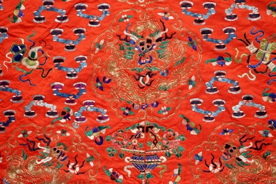 Une robe en soie brod&eacute;e, Chine, Qing