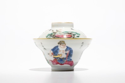 Un bol et une soucoupe en porcelaine de Chine famille rose &agrave; d&eacute;cor Wu Shuang Pu, 19&egrave;me