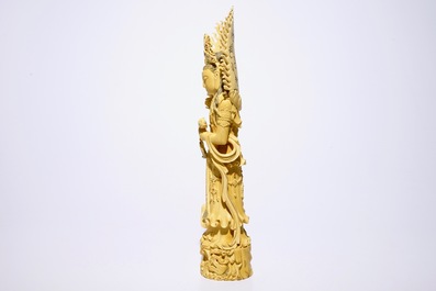Een grote Chinese ivoren figuur van Guanyin met inlegwerk, 19e eeuw