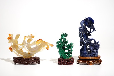 Trois figures en lapis lazuli, agate et malachite, sur socle en bois, Chine, 20&egrave;me