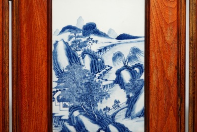 Un &eacute;cran de table en porcelaine de Chine bleu et blanc et bois, 19/20&egrave;me