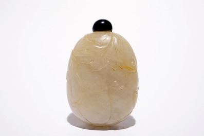 A Chinese jade fushou gua snuff bottle, 19th C.