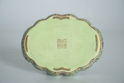 Un pr&eacute;sentoir en porcelaine de Chine famille rose &agrave; fond vert de citron, marque de Jiaqing, 19/20&egrave;me