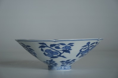 Un bol en porcelaine de Chine bleu et blanc &agrave; d&eacute;cor de fleurs et fruits, 19&egrave;me