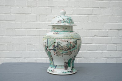 Un vase couvert de style Kangxi en porcelaine de Chine famille verte, 19/20&egrave;me