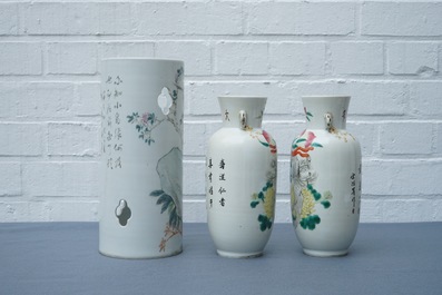 Un plat et une paire de vases en porcelaine de Chine famille rose et un porte-chapeau qianjiang cai, 19/20&egrave;me
