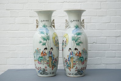 Une paire de grands vases en porcelaine de Chine famille rose &agrave; d&eacute;cor de figures et calligraphie, 19/20&egrave;me