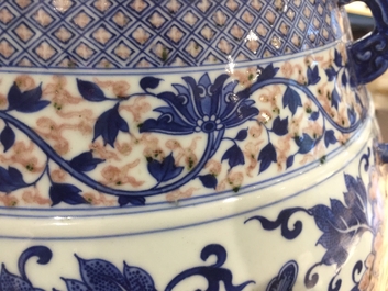 Un vase de fome hu en porcelaine de Chine &agrave; d&eacute;cor en rouge de cuivre et bleu, marque de Qianlong, 19&egrave;me