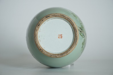 Un vase en porcelaine de Chine qianjiang cai sur fond c&eacute;ladon, 19/20&egrave;me